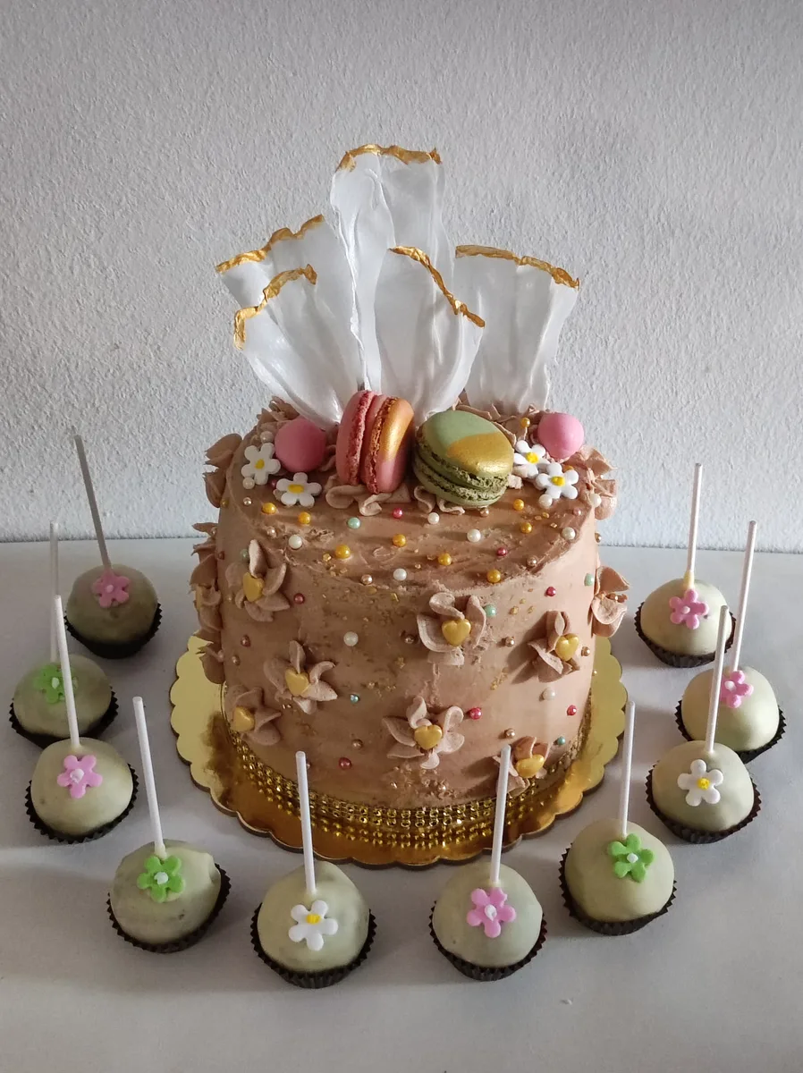 Tarta corporativa con logo de empresa artesanal de Pasteles Kerrico en Barcelona